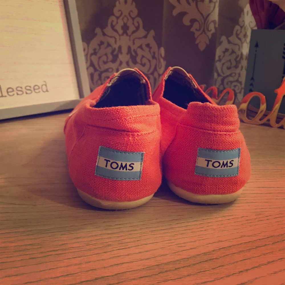 Women’s Coral TOMS, Size 9